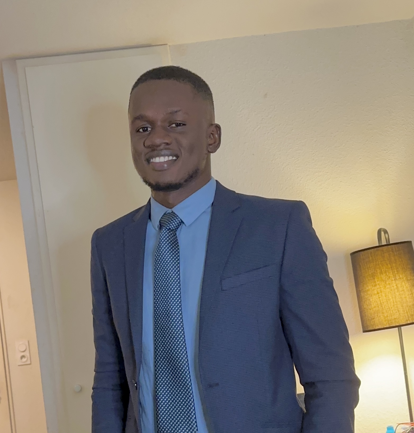 Yancouba DIATTA souris habillé en costume bleu